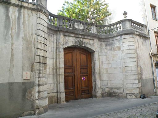  portail de l' hôtel Vinati Visconti, XVIIIe, rue de Guise